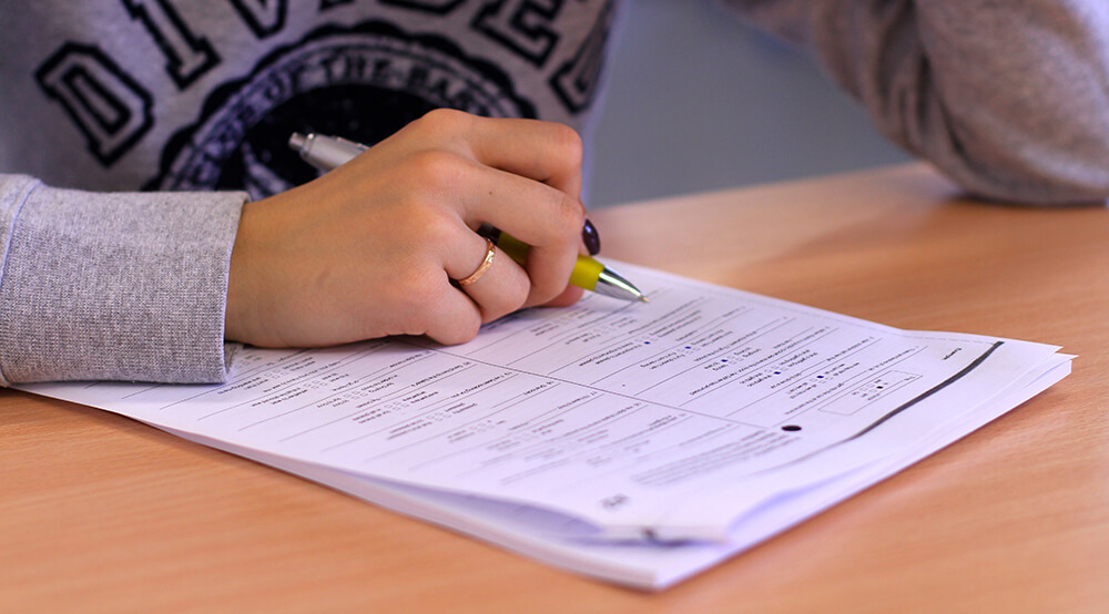 дівчина пише тест msmstudy.com.ua